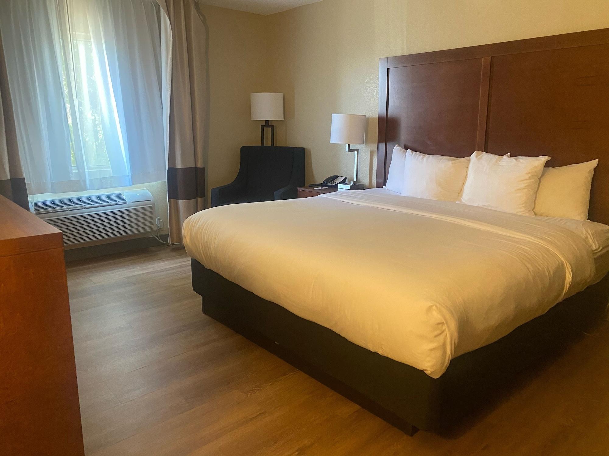 Comfort Inn & Suites Phoenix North - Deer Valley Екстериор снимка