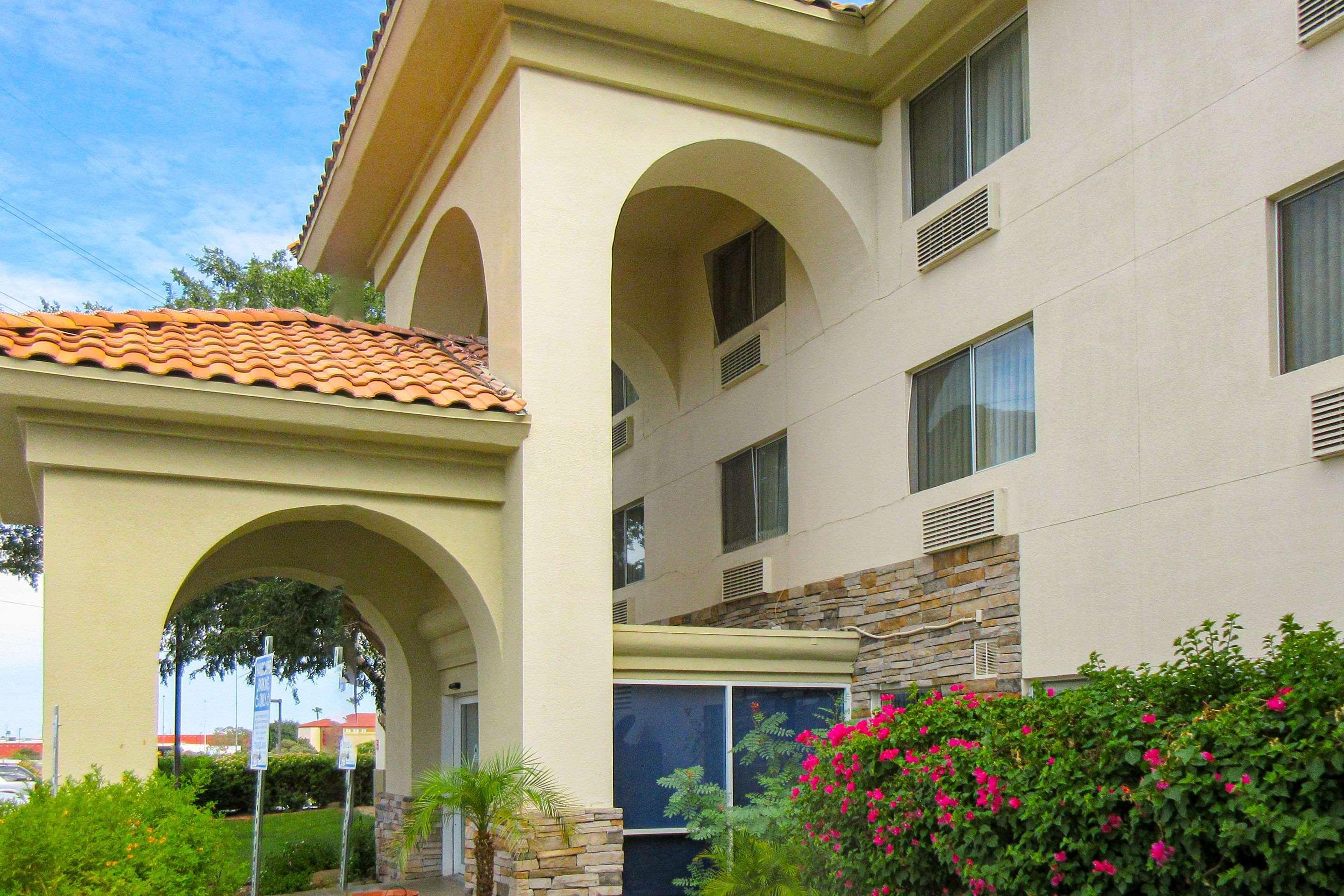 Comfort Inn & Suites Phoenix North - Deer Valley Екстериор снимка