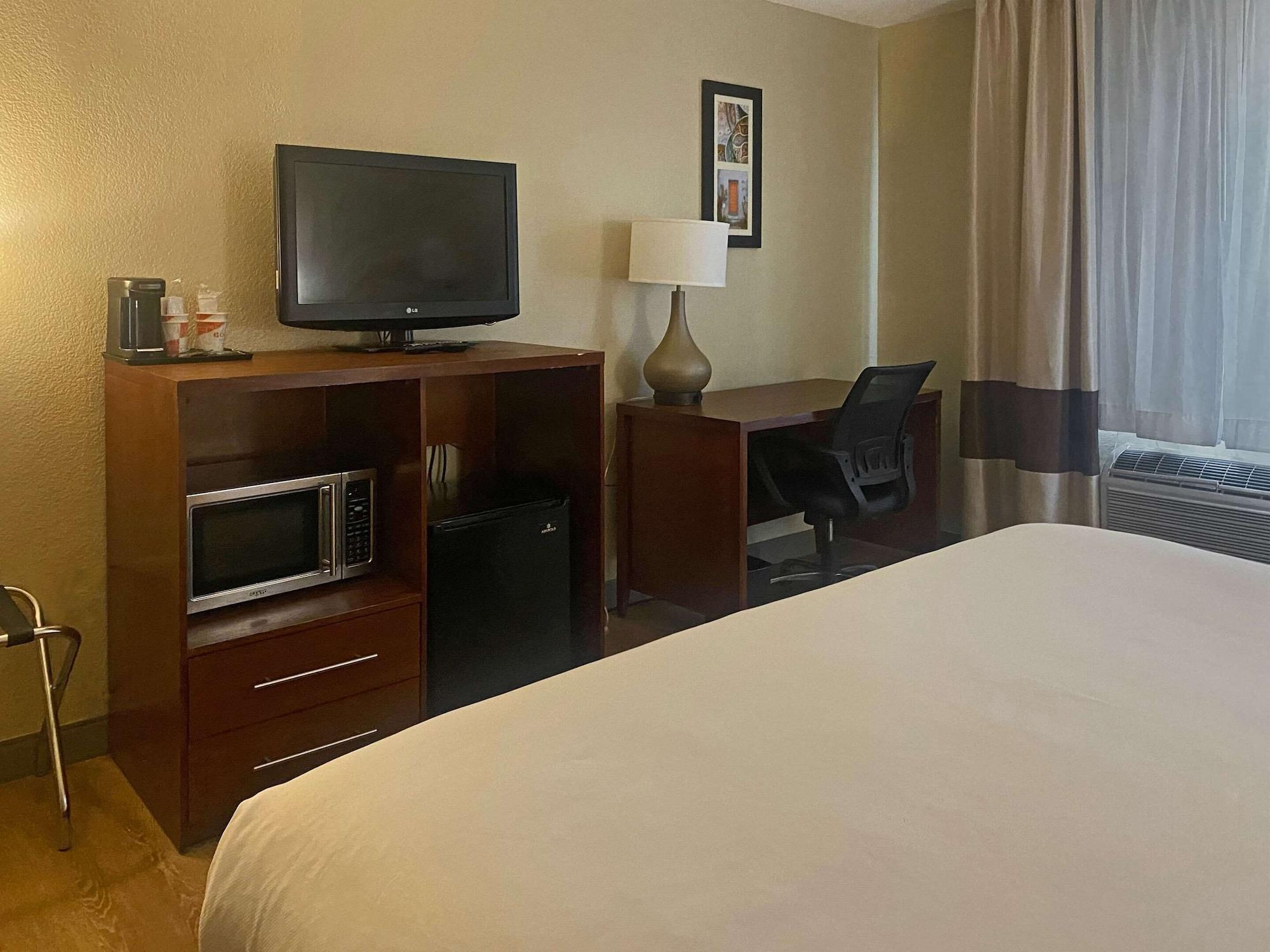 Comfort Inn & Suites Phoenix North - Deer Valley Екстериор снимка