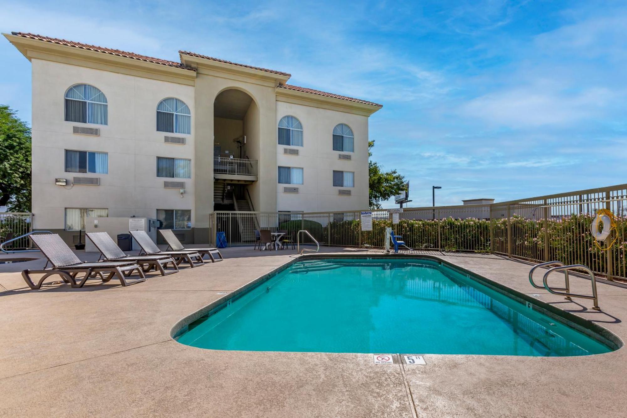Comfort Inn & Suites Phoenix North - Deer Valley Екстериор снимка